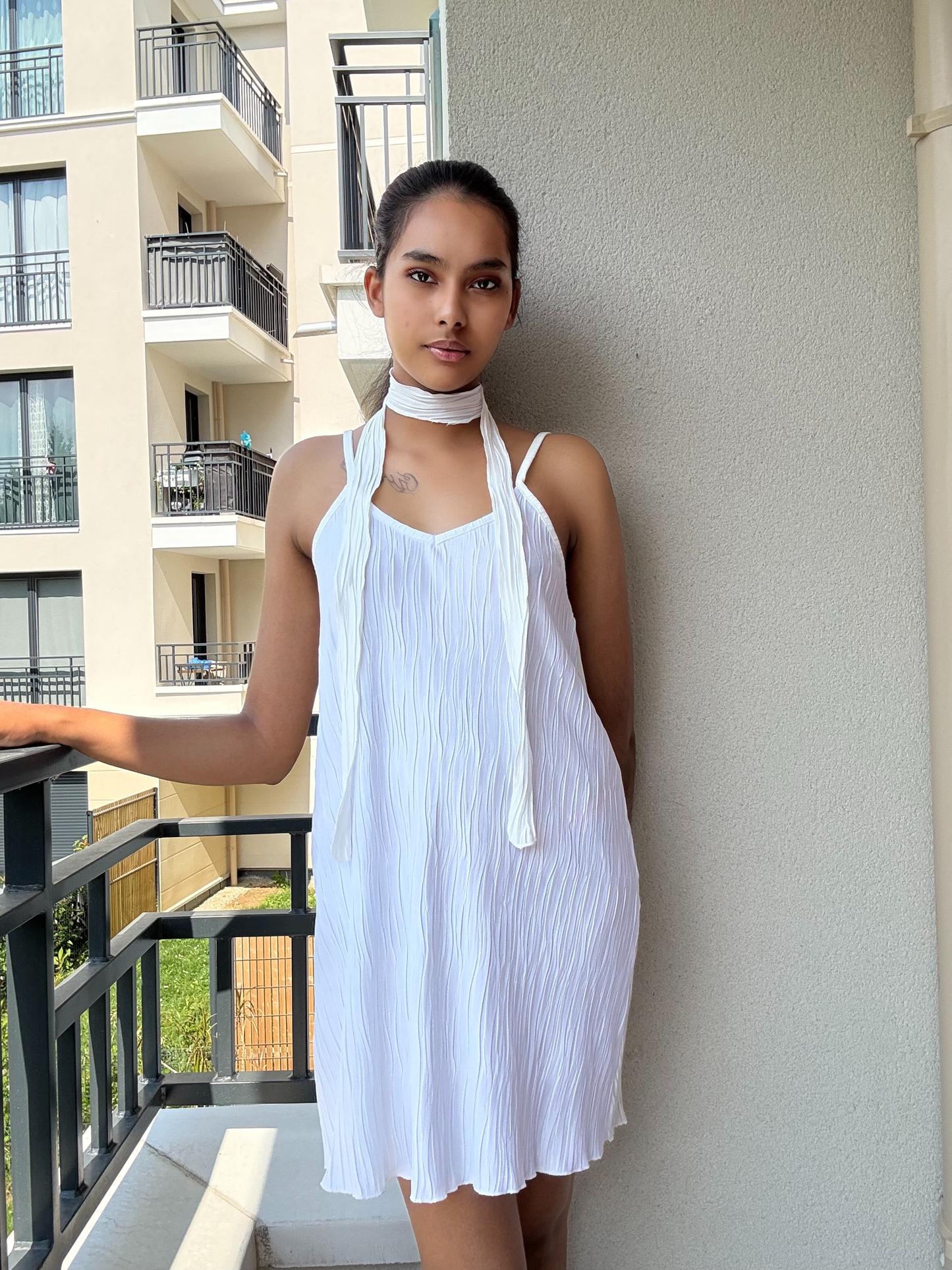 Robe plissée à bretelles avec choker