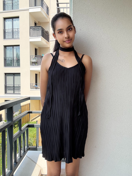 Robe plissée à bretelles avec choker
